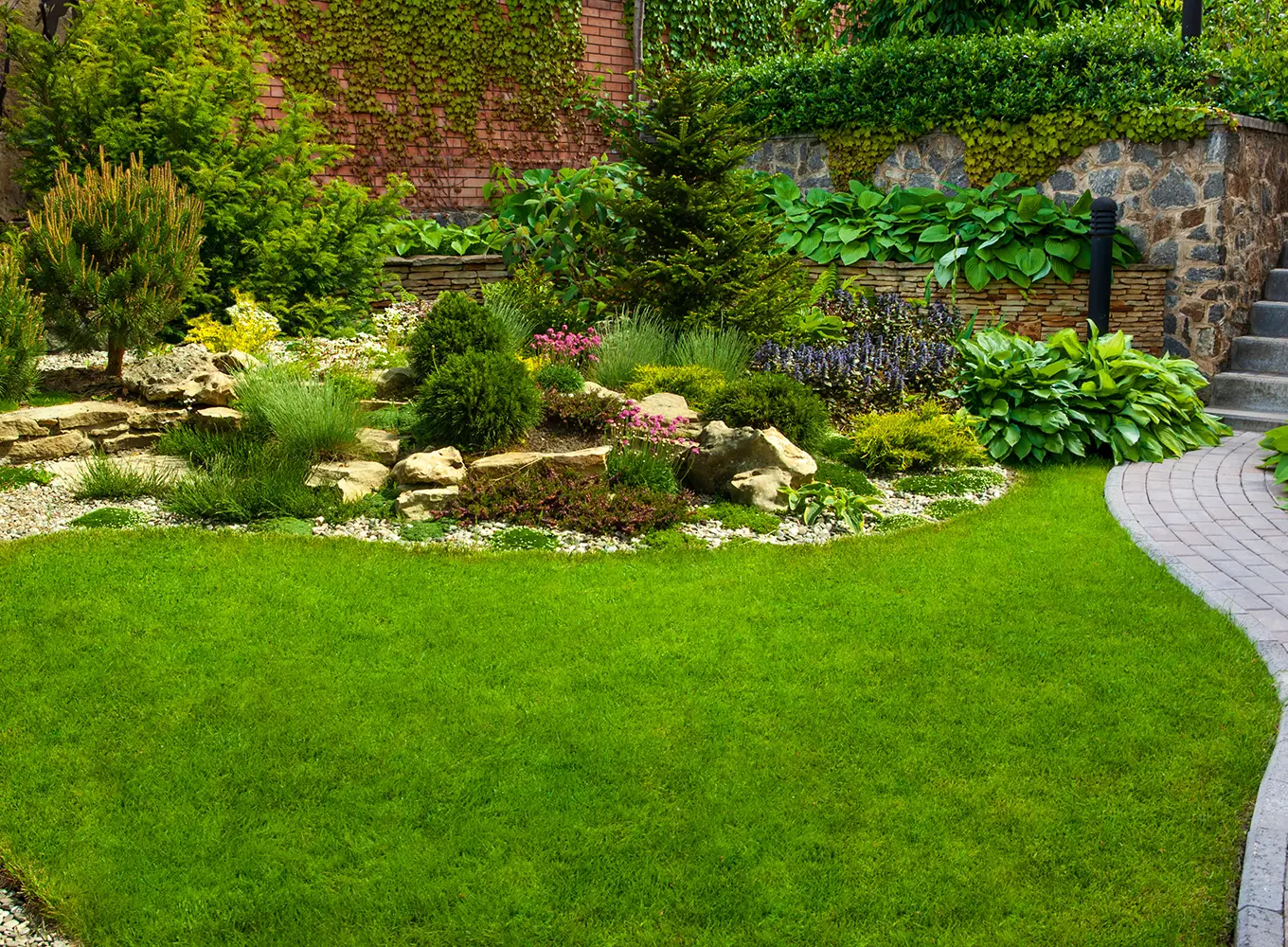custom landscape installed by Arizmendi Brothers in Edwardsville, Illinois