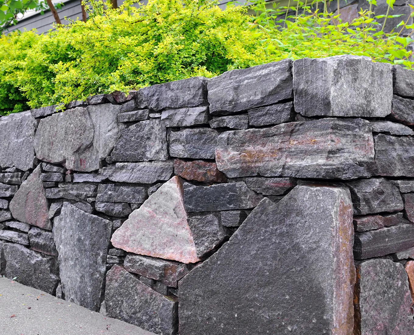 Natural Stone Retaining Wall installed by Arizmendi Brothers for homes in edwardsville il